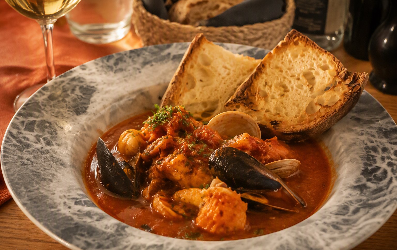 Il cacciucco con cozze, gamberi e calamari nel brodo di pomodoro
